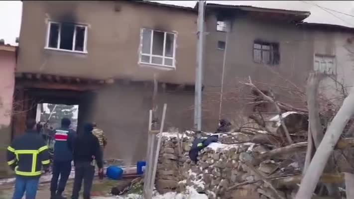 Divriği’de kül yangını 5 evi sardı