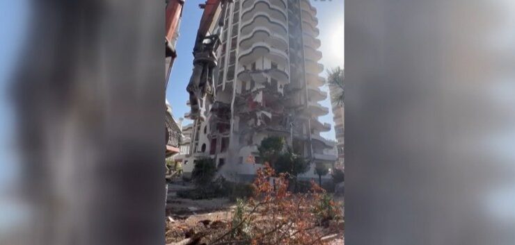Diyarbakır’da 12 katlı bina yıkım esnasında çöktü