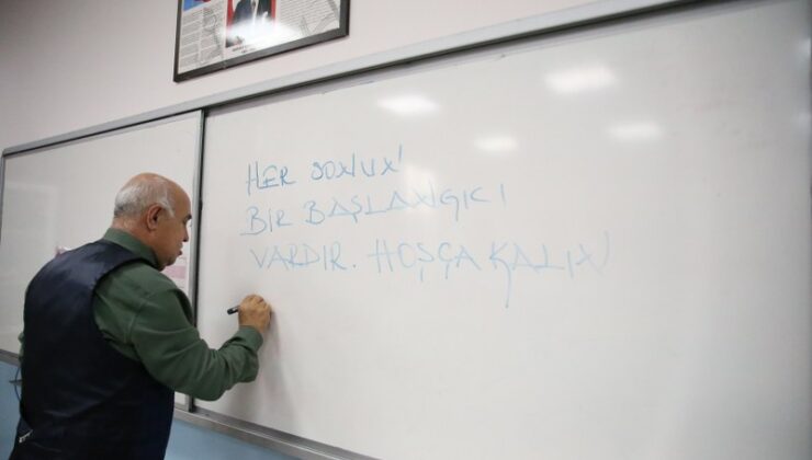 Duygusal vedada öğrenciler öğretmeni uğurladı
