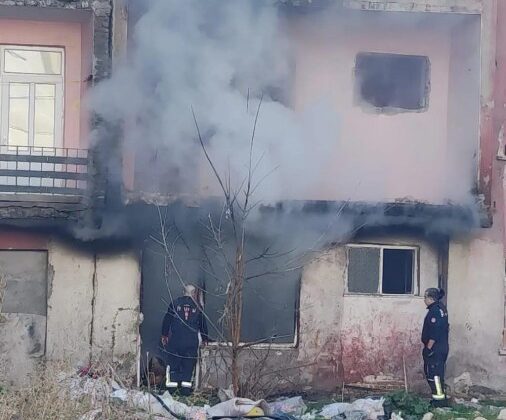 Elazığ’da metruk bina yangını söndürüldü