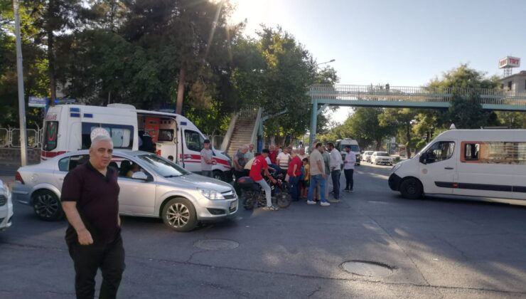 Yolcu minibüsü motosiklete çarptı