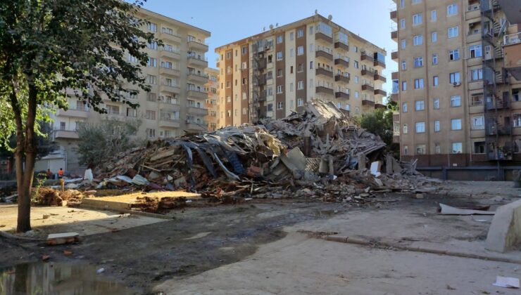 Orta kolona vurdukları gibi ağır hasarlı bina aniden çöktü
