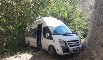 Minibüs şarampole devrildi:2 yaralı