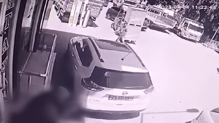 Kafasına iş makinesinden parke düşen çocuk öldü