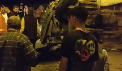 Mardin’de minibüs eve daldı