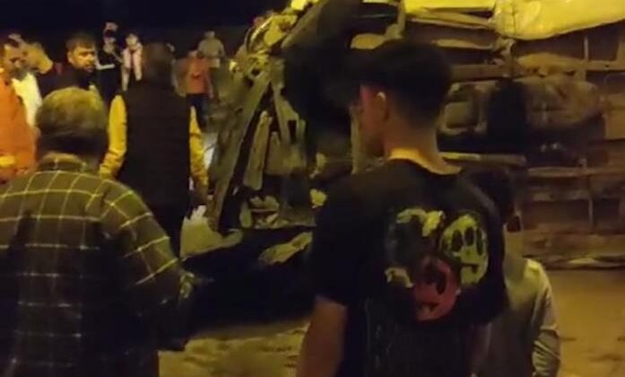 Mardin’de minibüs eve daldı