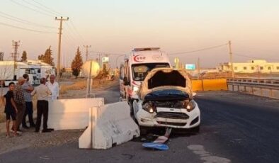 Mardin’de otomobil taş bariyerlere çarptı: 4 yaralı