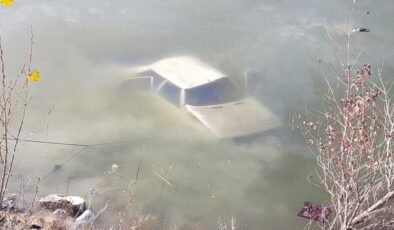 Baraj gölüne düşen otomobildeki 1 kişi öldü, 1 kişi yaralandı