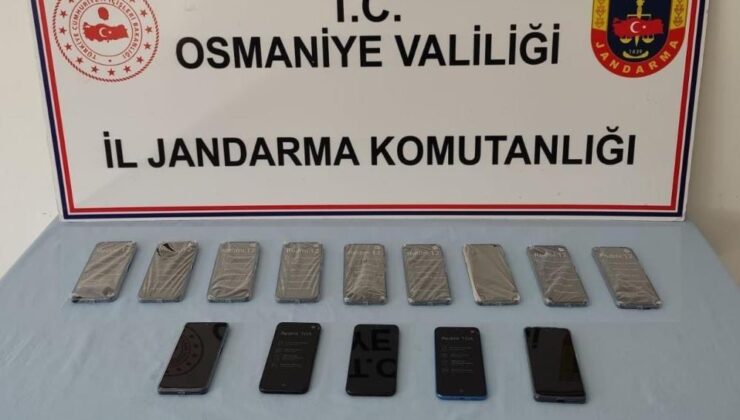 Otomobilde 14 adet kaçak cep telefonu ele geçirildi