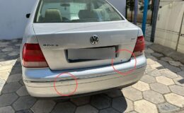 Park halinde bulunan bir otomobile, başka bir araçtan ateş edildi