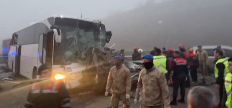 Sakarya’da feci kaza: 10 ölü, 57 yaralı