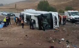 Sivas’ta yolcu otobüsü devrildi, 2 kişi öldü, 25 kişi yaralandı
