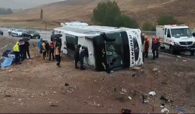 Sivas’ta yolcu otobüsü devrildi, 2 kişi öldü, 25 kişi yaralandı