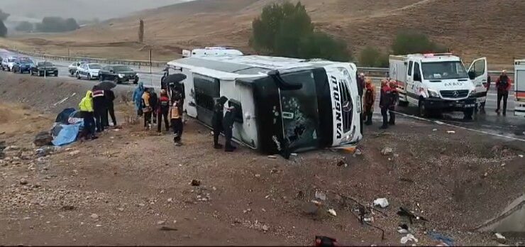 Sivas’ta yolcu otobüsü devrildi, 2 kişi öldü, 25 kişi yaralandı
