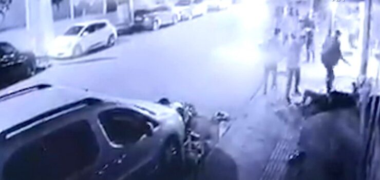 Batman’da iş yeri önünde oturan 4 kişiye otomobil çarptı