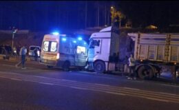 Siirt’te tır ambulansla çarpıştı