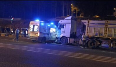 Siirt’te tır ambulansla çarpıştı