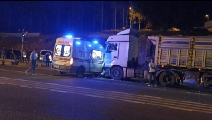 Siirt’te tır ambulansla çarpıştı