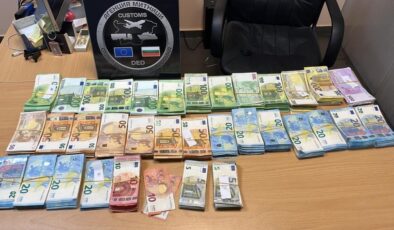 Sınır Kapısında Gizlenmiş 74 Bin Euro ve 10 Bin Dolar Ele Geçirildi