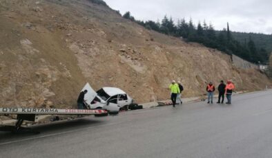 Takla atan otomobilde sürücü burnu bile kanamadan kurtuldu
