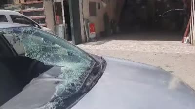 Yaylada ayı park halindeki otomobile zarar verdi