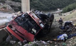 Uçuruma yuvarlanan akaryakıt yüklü tankerin sürücüsü kurtarılamadı