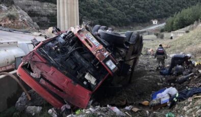 Uçuruma yuvarlanan akaryakıt yüklü tankerin sürücüsü kurtarılamadı
