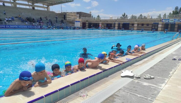 Diyarbakırlı çocuklar sıcaklarda Gençlik ve Spor İl Müdürlüğü’nün havuzunda serinliyor