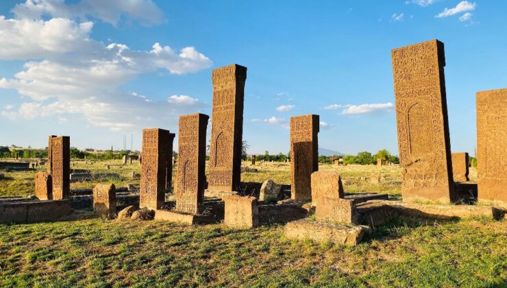 Ahlat Selçuklu Mezarlığı’nda büyüleyici tarih yolculuğu