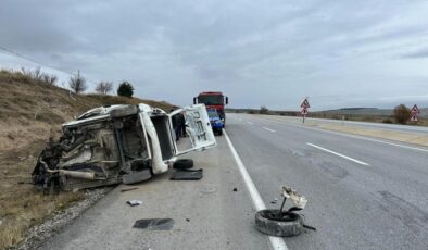 Şarampole yuvarlanan kamyonetten trajik son