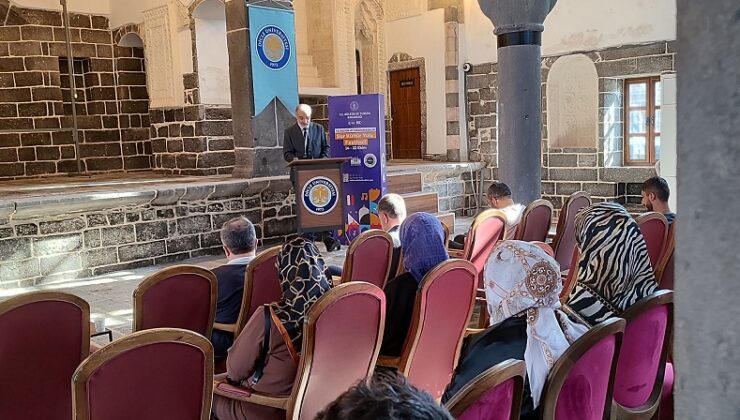 “Diyarbakır’da Peygamber Sevgisi ve Din Eğitimi” söyleşisi düzenlendi