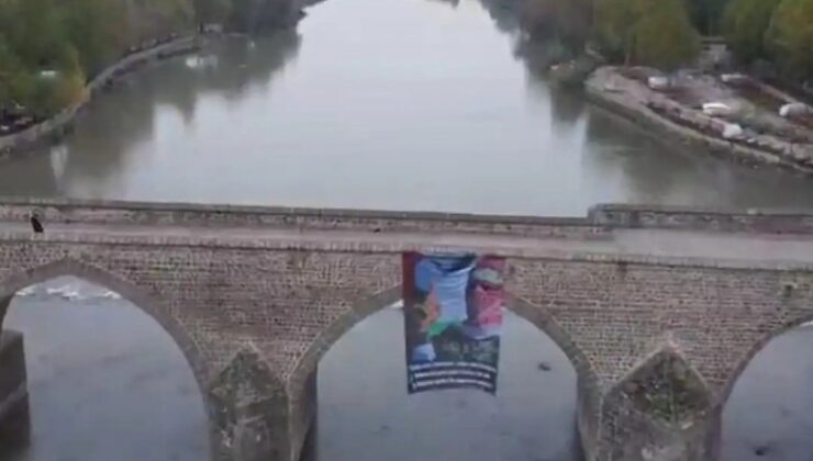 Surlardan kaldırılan Ebu Ubeyde’nin posteri On Gözlü Köprü’de açıldı
