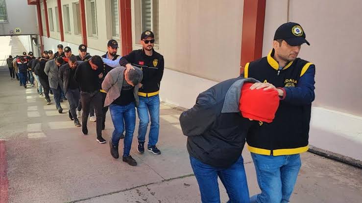 Kendilerini polis ve savcı diye tanıtıp 28 milyon liralık vurgun yaptılar