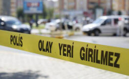 Evde tabancayla oynarken kazara arkadaşını vurdu