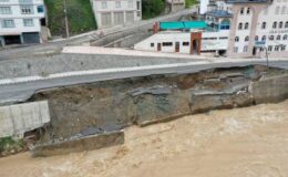Sağanak yağış köprü yıktı