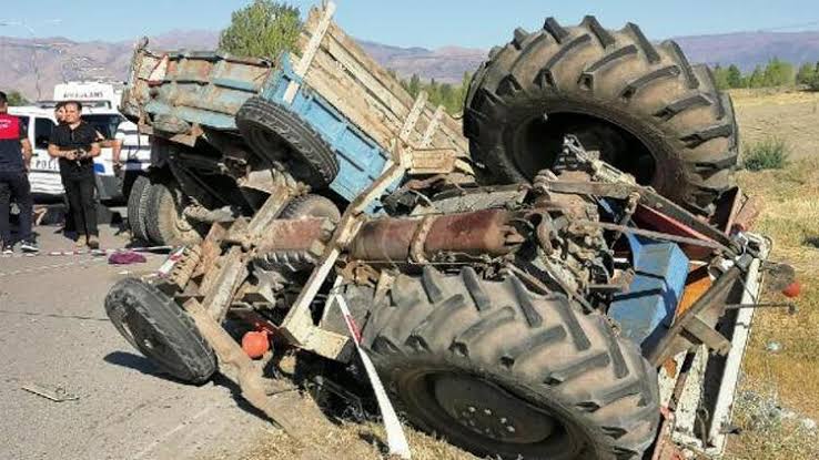 Ağrı’da traktör ile kamyonet çarpıştı: 6 yaralı