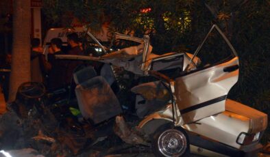 Adana’da otomobil refüjdeki ağaçlara çarptı: 3 ölü, 2 yaralı