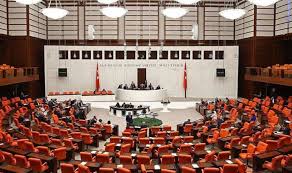Meclis’te gergin anlar! Kürsünün etrafını kapattılar, oturuma ara verildi