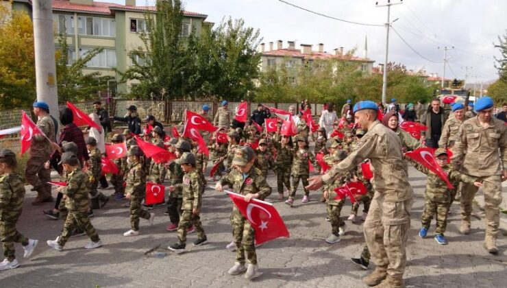 Minikler askeri kamuflaj giyerek yürüdü