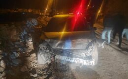 İstinat duvarına çarpan otomobilin sürücüsü yaralandı