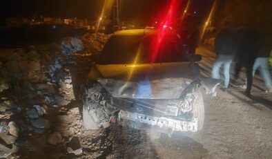 İstinat duvarına çarpan otomobilin sürücüsü yaralandı