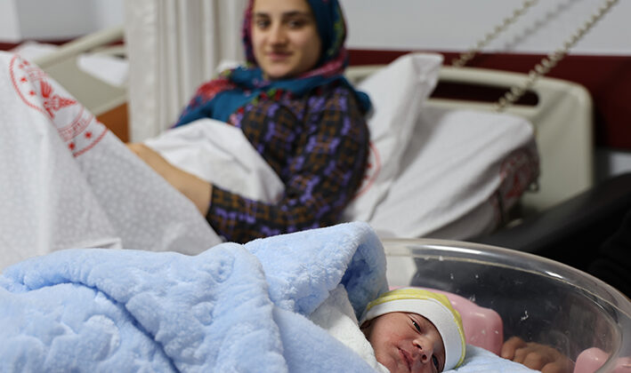 Diyarbakır’da yeni yılın ilk bebekleri ‘Umut’ ve ‘Lina’ dünyaya geldi