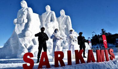 Sarıkamış’ta kardan asker heykelleri açıldı