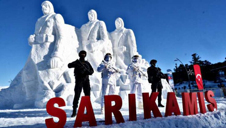 Sarıkamış’ta kardan asker heykelleri açıldı