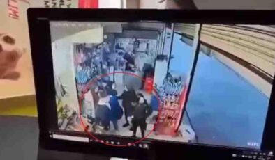 Minibüsün öğrencilere çarpma anı güvenlik kamerasına yansıdı