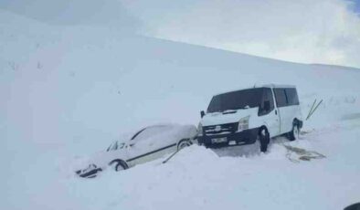 Van Özalp’ta kar engeli: araçlar kurtarıldı