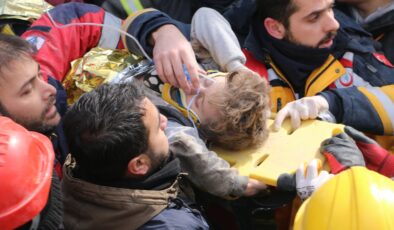 Diyarbakır’da depremde ailesini kaybeden Beşir’e akrabaları umut oldu