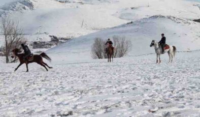 Asırlık gelenek :Kar altında cirit şöleni