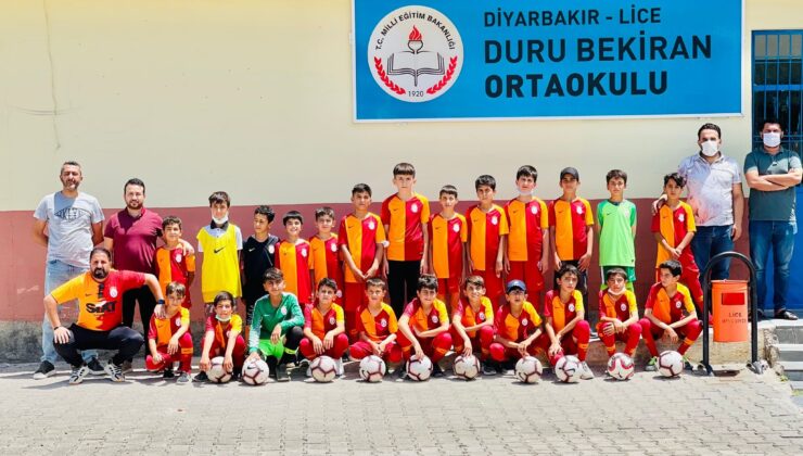 Galatasaray’dan Diyarbakır’daki köy okuluna malzeme desteği