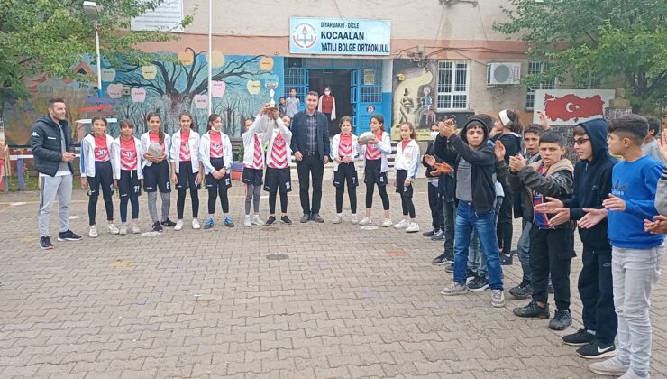 Tag Ragbi’de Türkiye 2’ncisi olan Dicle YİBO kız takımı, bu sene 1’nci olmak için çalışıyor